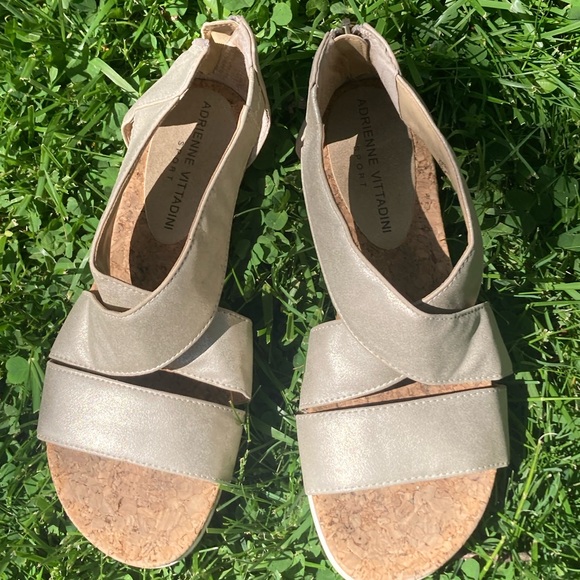 Adrienne Vittadini gold leather sandals - Picture 3 of 7